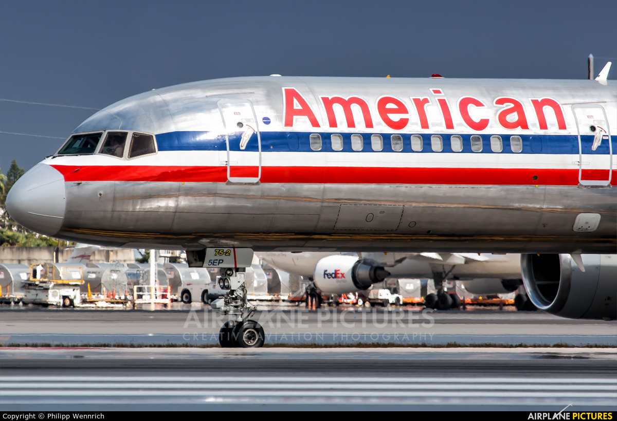 American Airlines N182AN aircraft at Miami Intl
