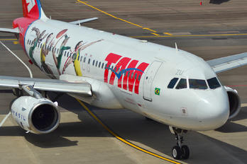 PT-MZU - TAM Airbus A320