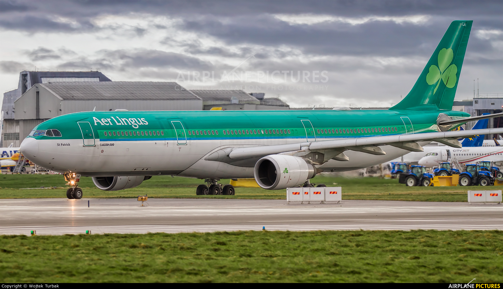 Aer Lingus EI-ELA aircraft at Dublin
