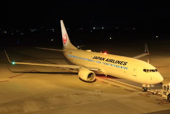 JA332J - JAL - Japan Airlines Boeing 737-800