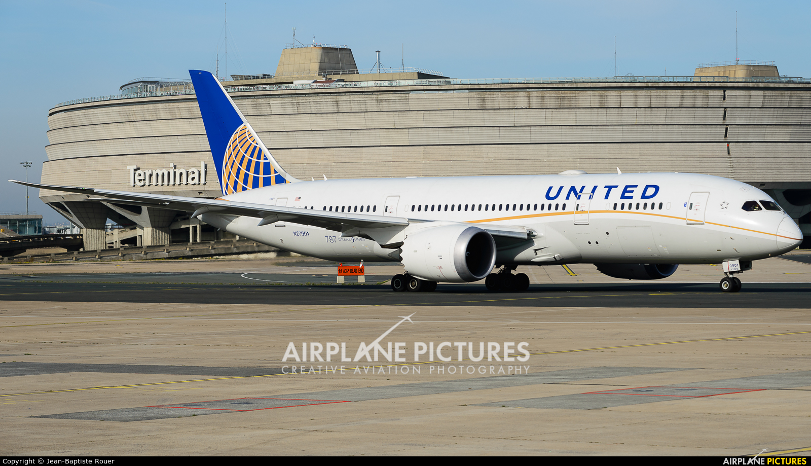 United Airlines N27901 aircraft at Paris - Charles de Gaulle