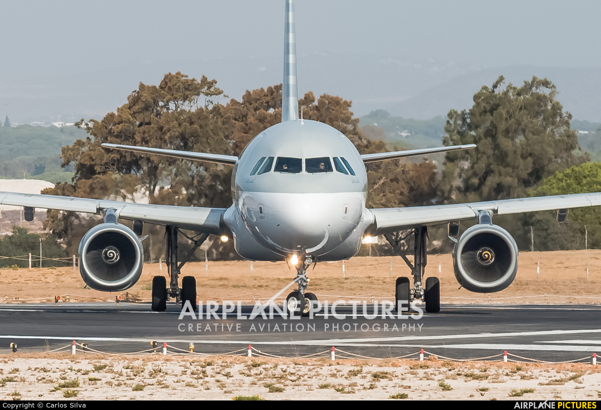 Qatar Airways A7-ADE aircraft at Faro