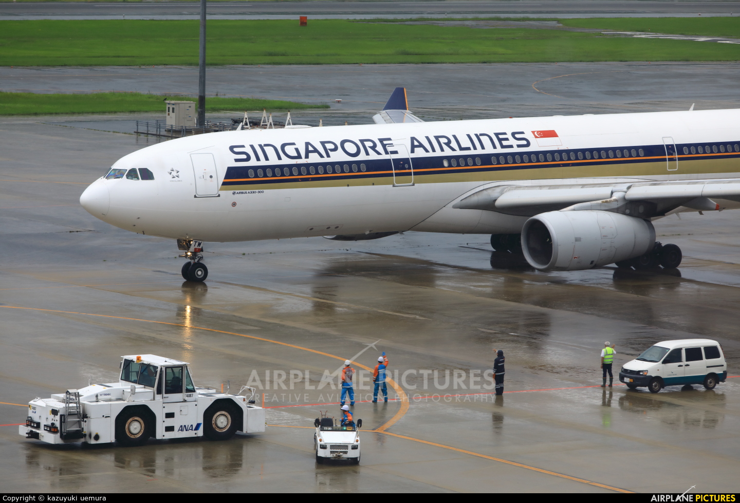 Singapore Airlines 9V-STW aircraft at Fukuoka
