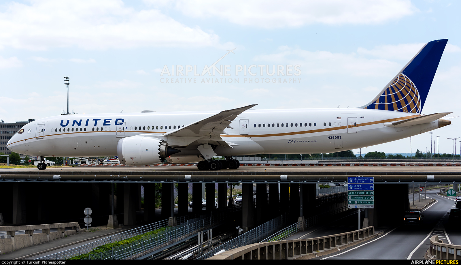 United Airlines N35953 aircraft at Paris - Charles de Gaulle