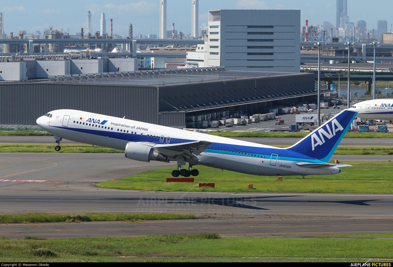 ANA - All Nippon Airways JA8569 aircraft at Tokyo - Haneda Intl