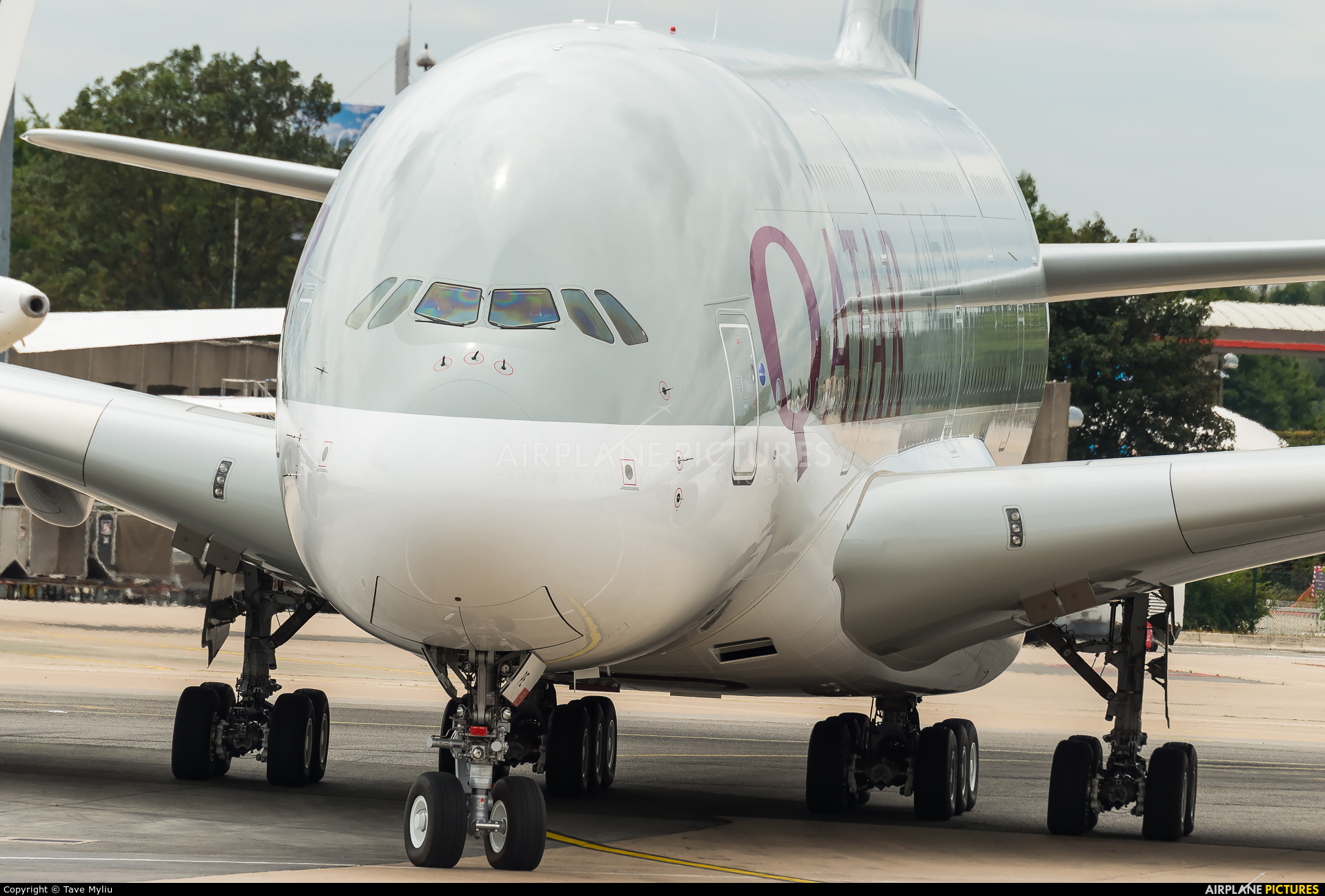 Qatar Airways A7-APE aircraft at Paris - Charles de Gaulle