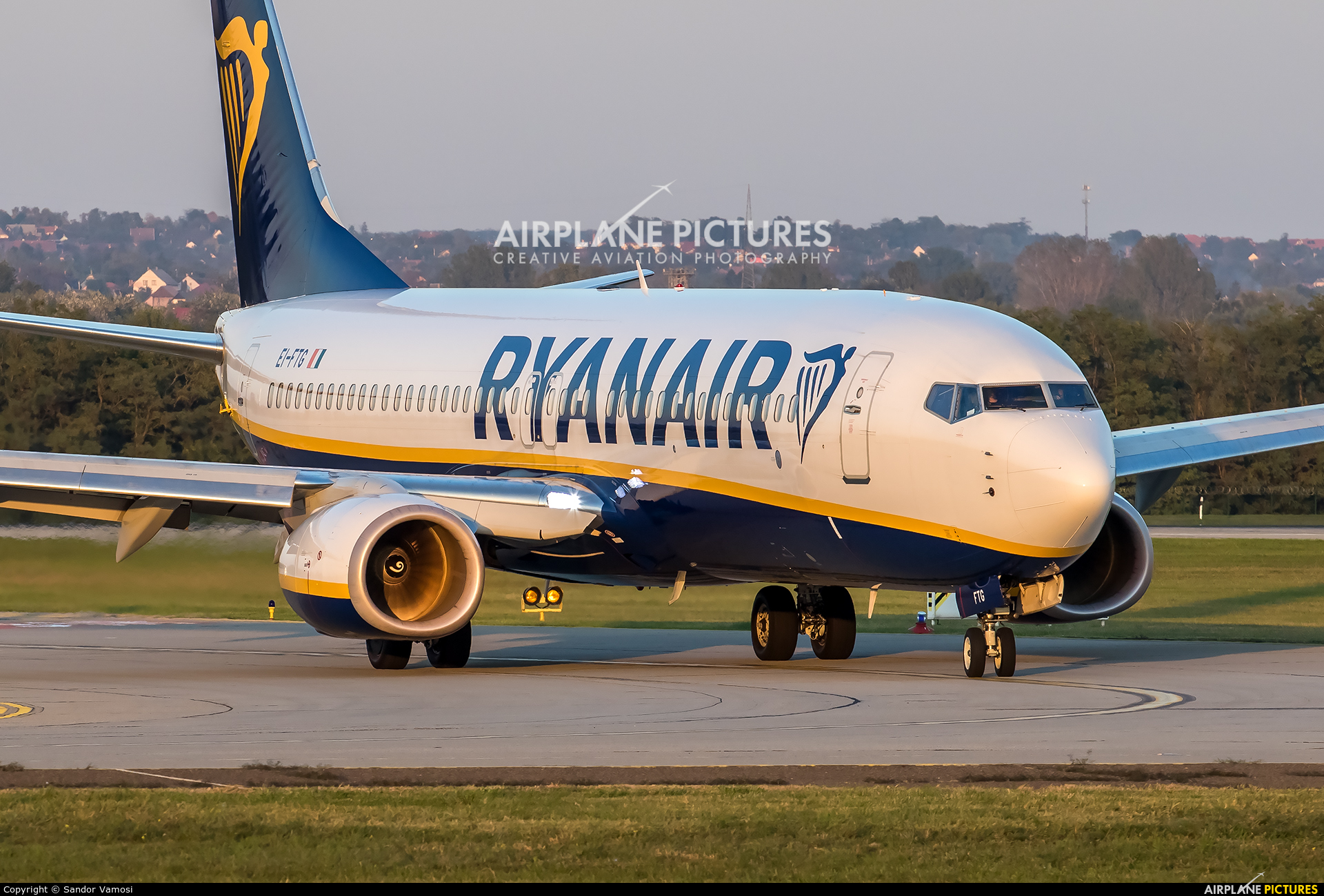 Ryanair EI-FTG aircraft at Budapest Ferenc Liszt International Airport