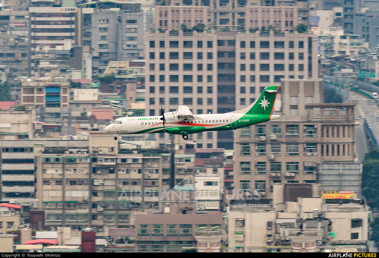 Uni Air B-17009 aircraft at Taipei Sung Shan/Songshan Airport