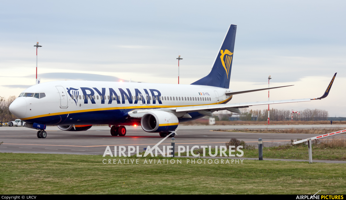 Ryanair EI-FOL aircraft at Craiova