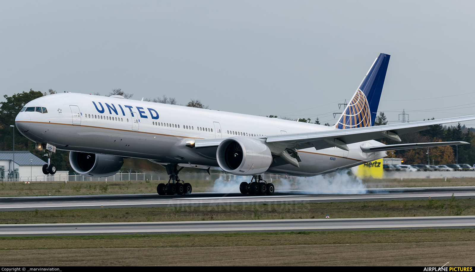 United Airlines N2142U aircraft at Frankfurt