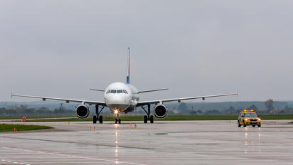 TC-OBZ - Onur Air Airbus A321