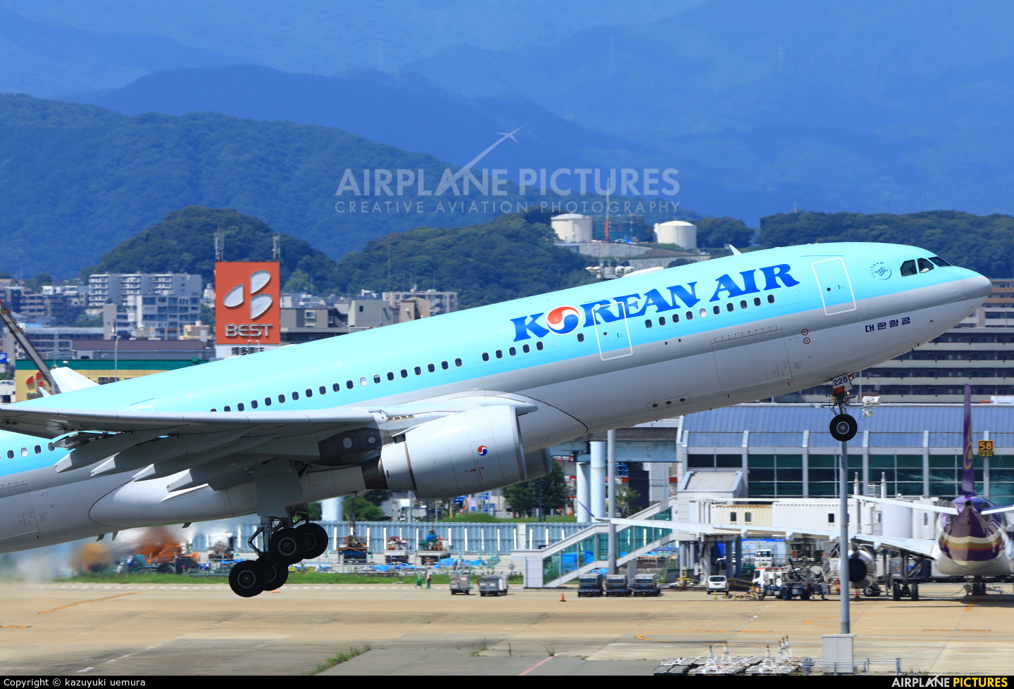 Korean Air HL8228 aircraft at Fukuoka