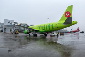 VP-BTQ - S7 Airlines Airbus A319
