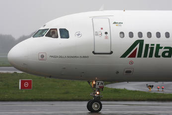 EI-IXH - Alitalia Airbus A321