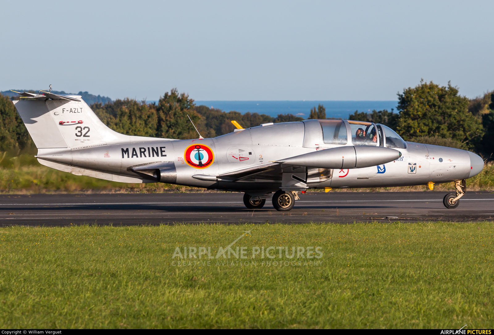 Private F-AZLT aircraft at Morlaix Ploujean Airport