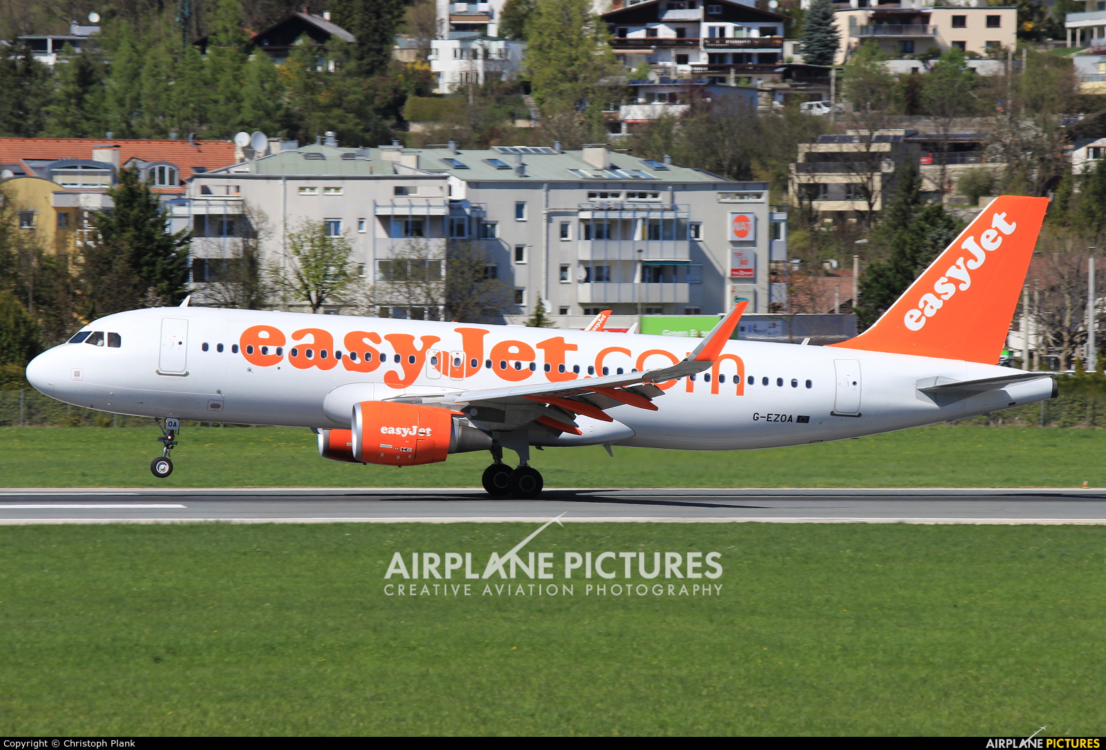 easyJet G-EZOA aircraft at Innsbruck