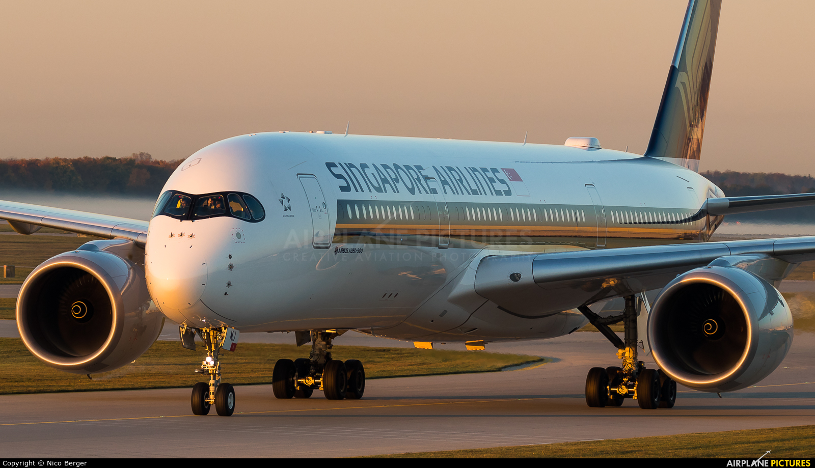 Singapore Airlines 9V-SMJ aircraft at Munich