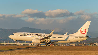 JA348J - JAL - Japan Airlines Boeing 737-800