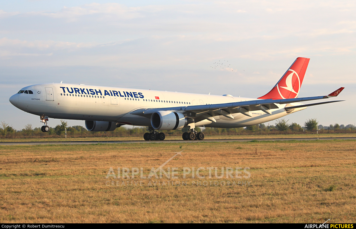 Turkish Airlines TC-JNS aircraft at Bucharest - Henri Coandă