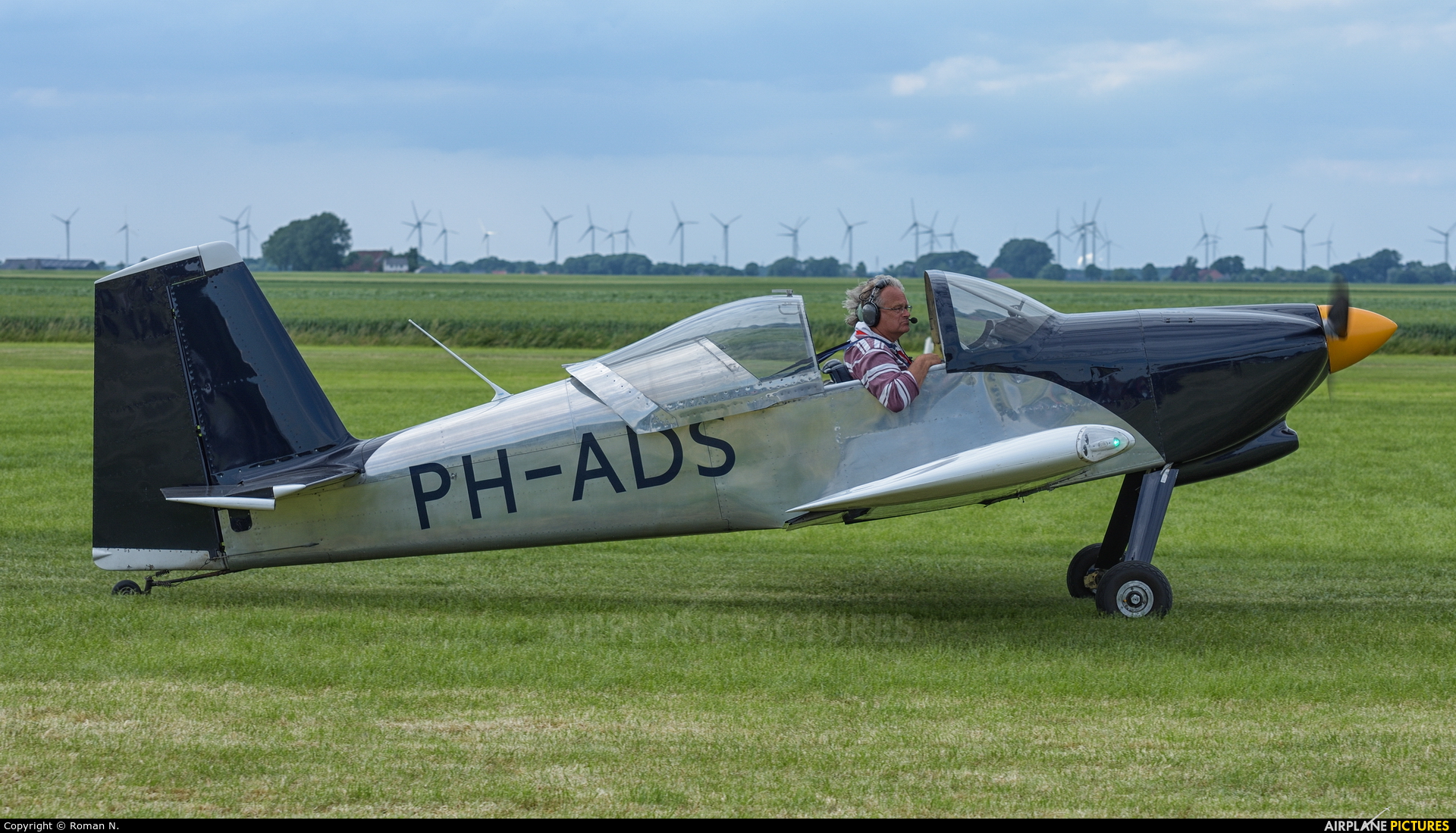 Private PH-ADS aircraft at Oostwold
