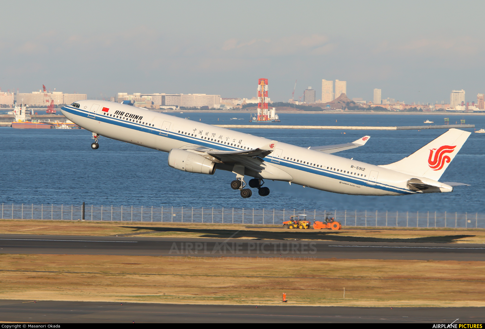 Air China B-5912 aircraft at Tokyo - Haneda Intl