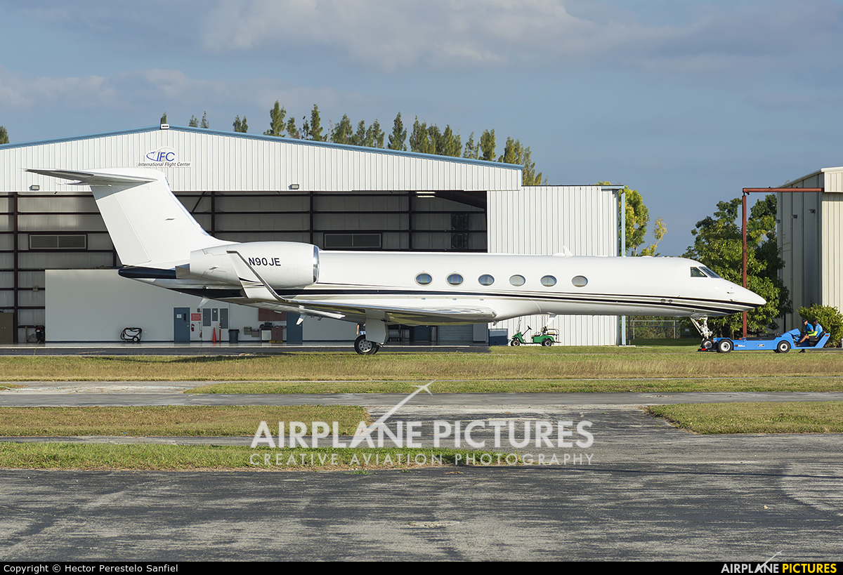 Private N90JE aircraft at Kendall-Tamiami Executive