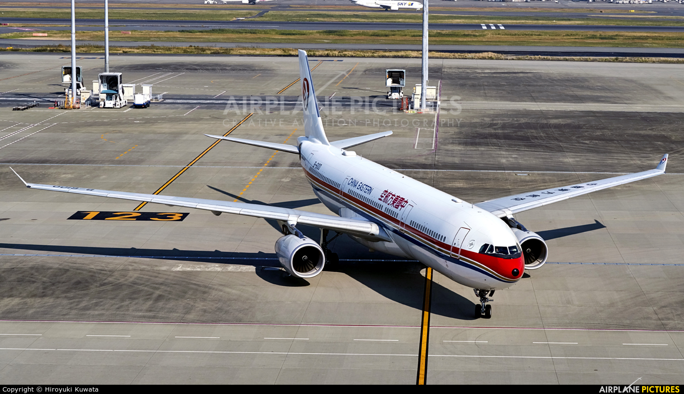 China Eastern Airlines B-6100 aircraft at Tokyo - Haneda Intl