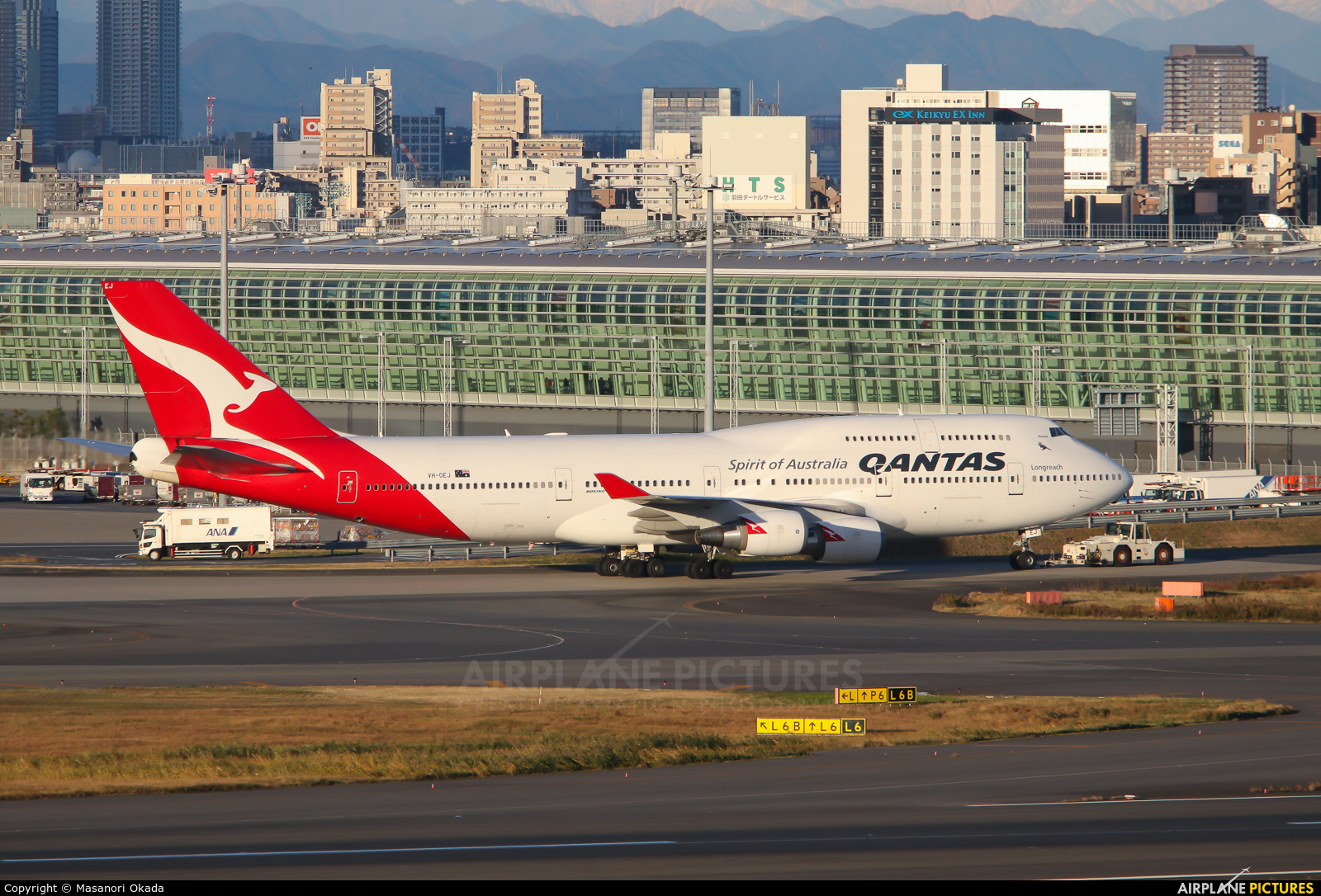 QANTAS VH-OEJ aircraft at Tokyo - Haneda Intl