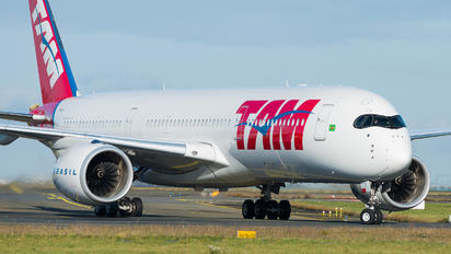 PR-XTB - TAM Airbus A350-900