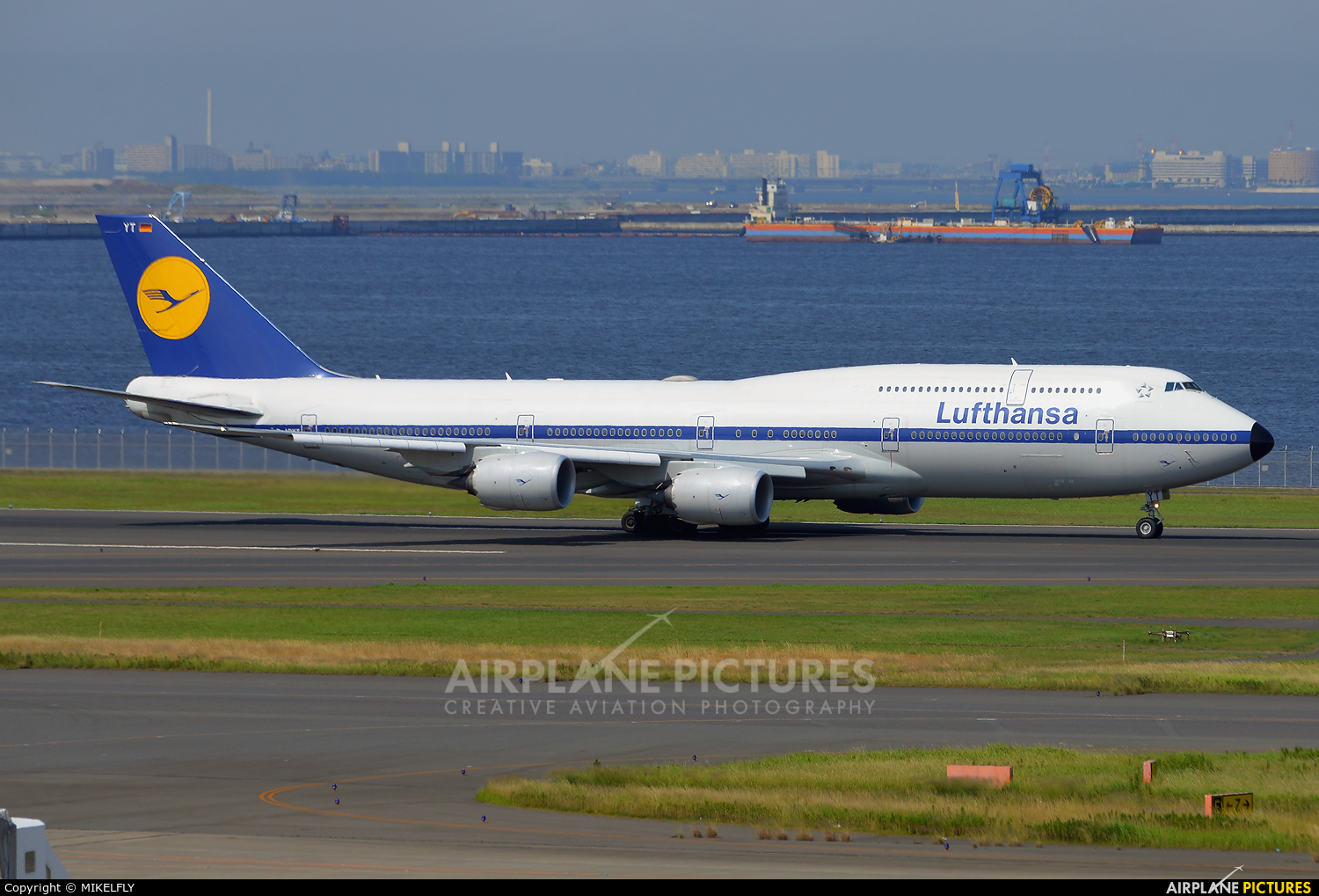 Lufthansa D-ABYT aircraft at Tokyo - Haneda Intl
