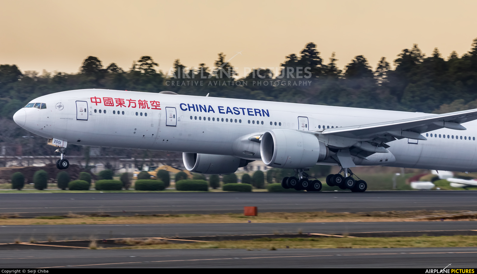 China Eastern Airlines B-2001 aircraft at Tokyo - Narita Intl