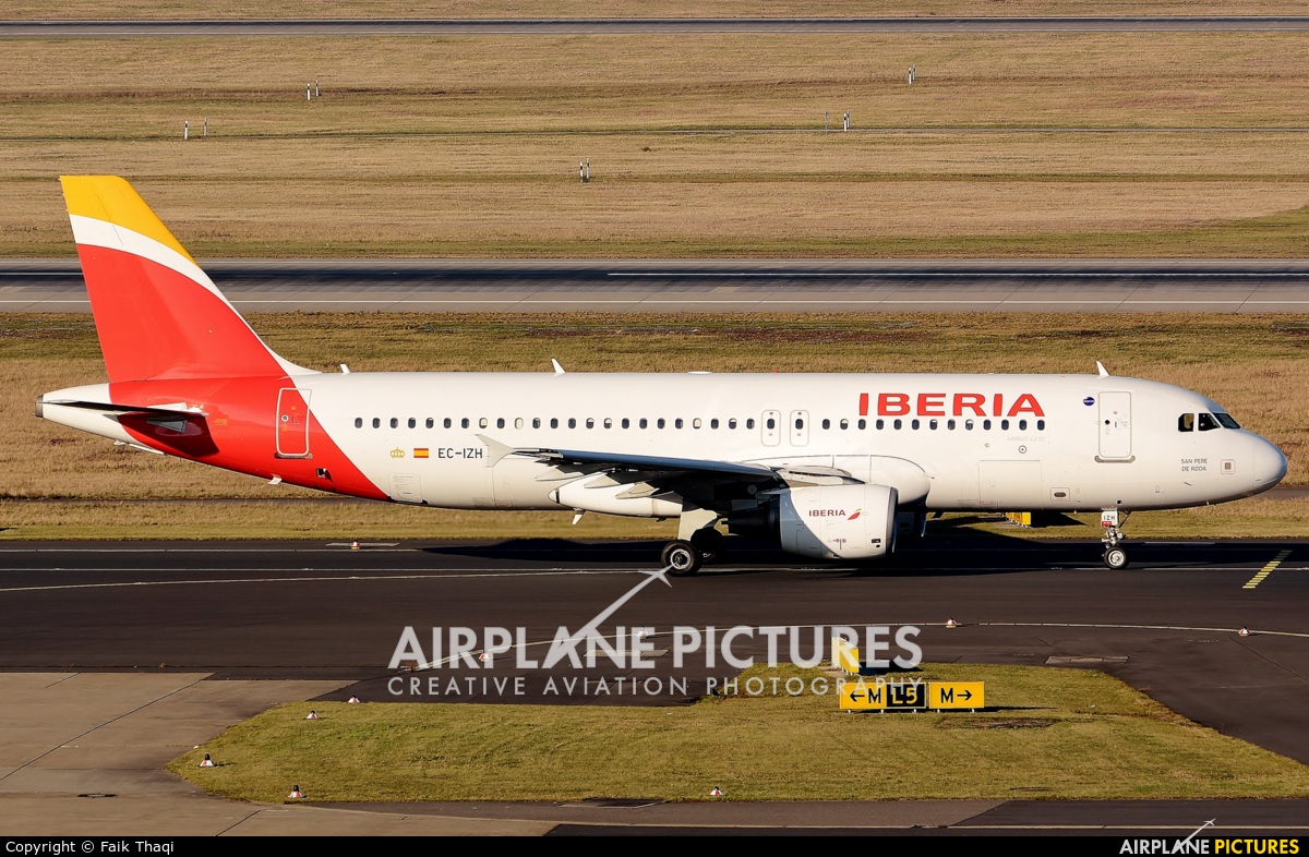 Iberia EC-IZH aircraft at Düsseldorf