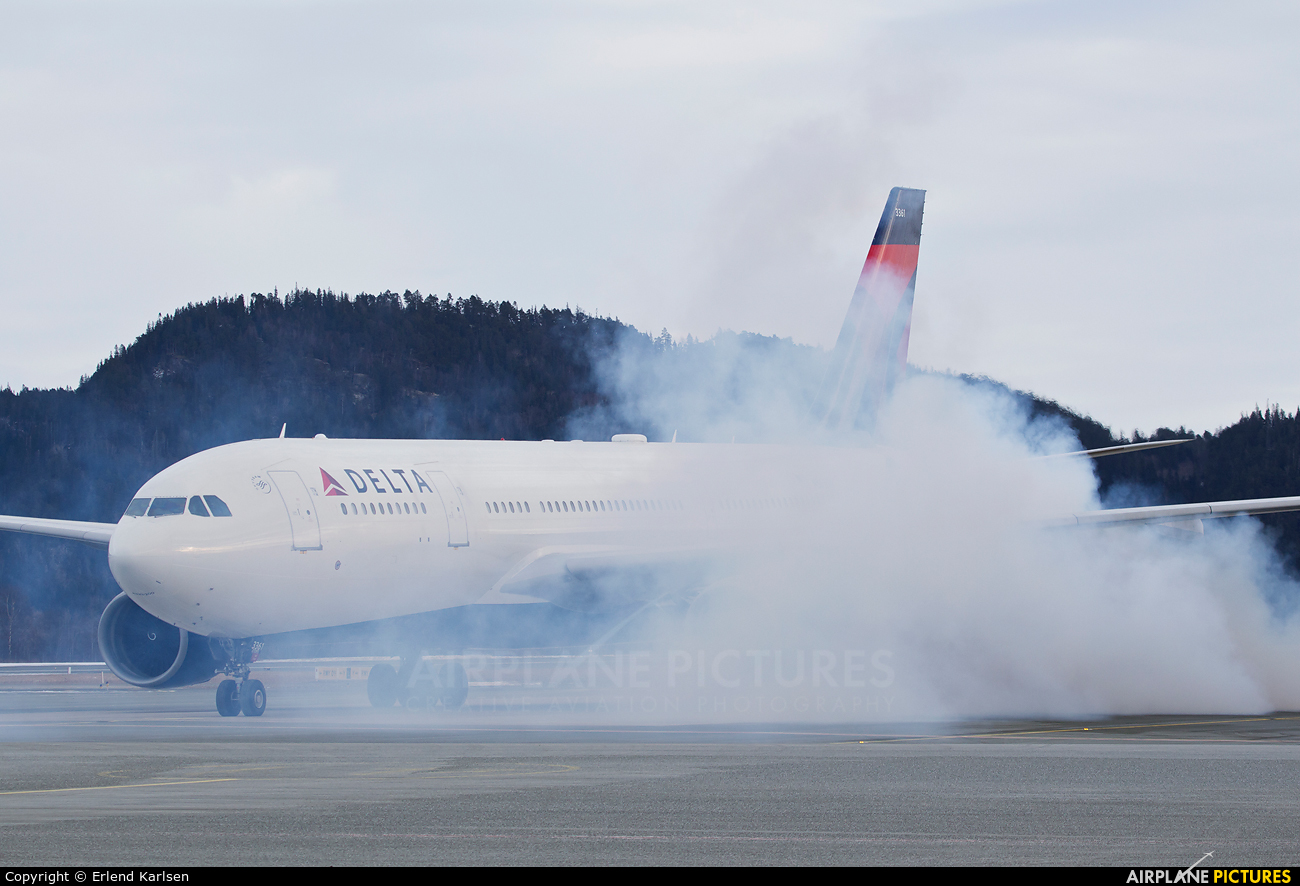 Delta Air Lines N861NW aircraft at Trondheim - Vaernes