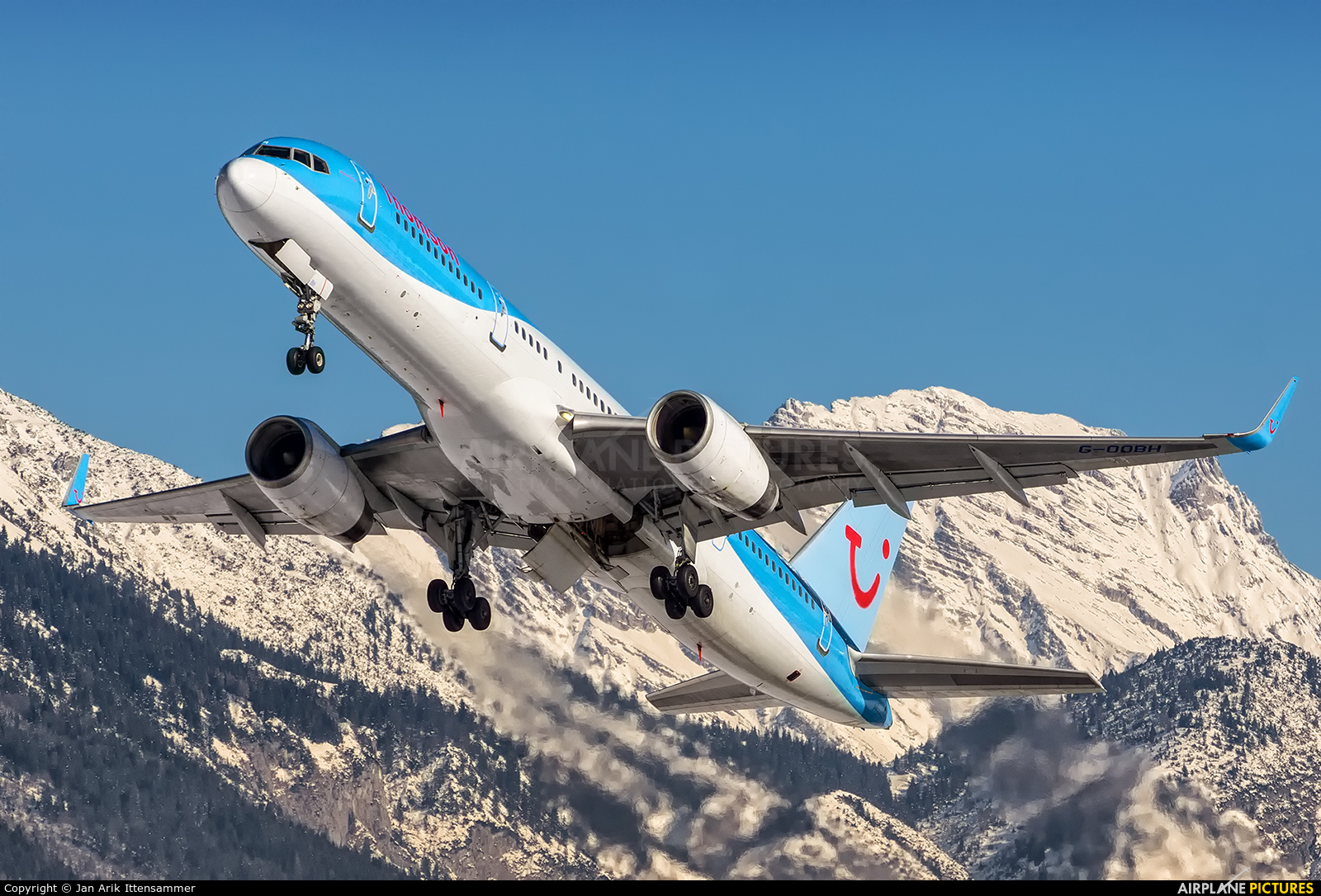 Thomson/Thomsonfly G-OOBH aircraft at Innsbruck