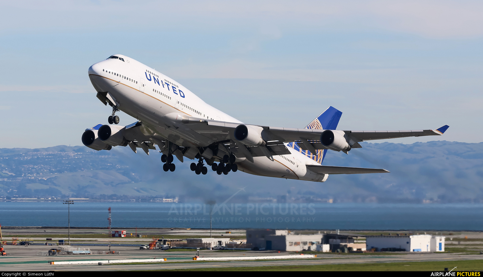 United Airlines N121UA aircraft at San Francisco Intl