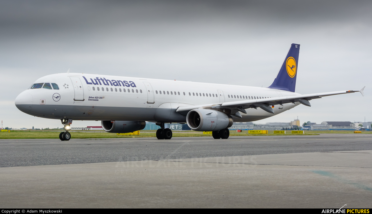 Lufthansa D-AISZ aircraft at Warsaw - Frederic Chopin