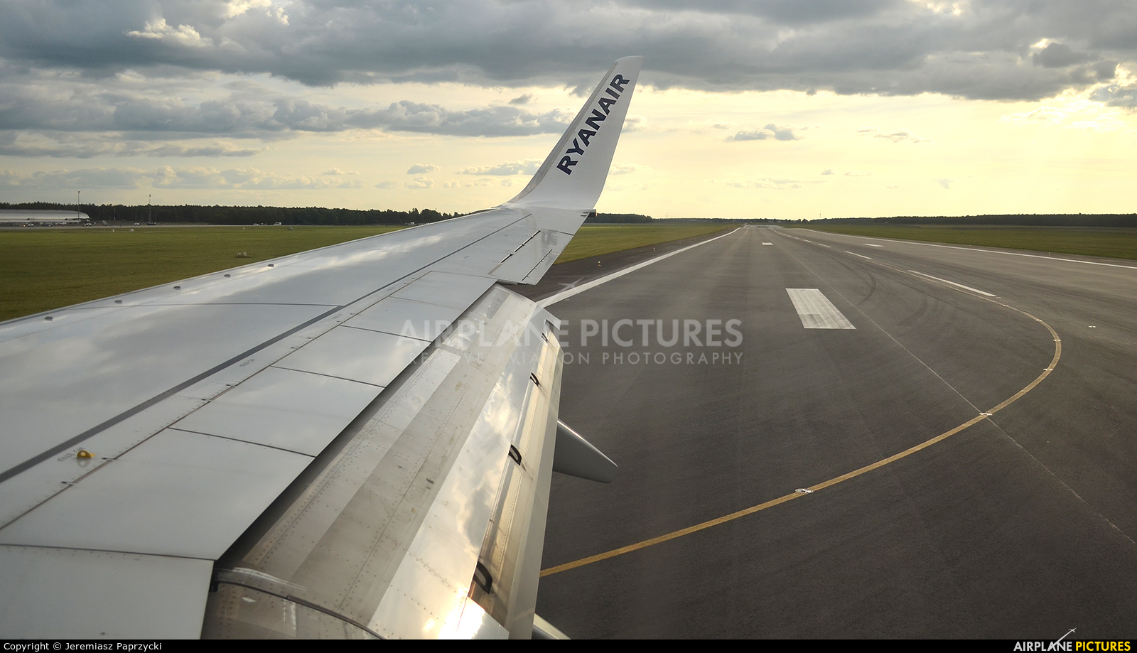 Ryanair EI-ESP aircraft at Modlin