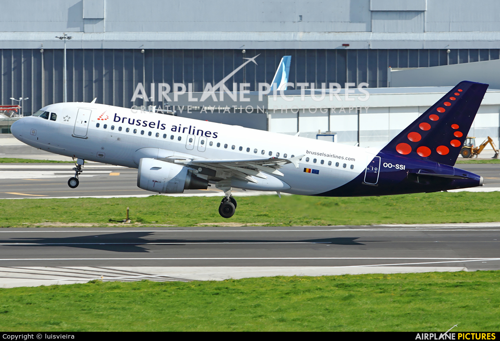 Brussels Airlines OO-SSI aircraft at Lisbon
