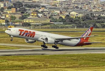 PT-MUE - TAM Boeing 777-300ER