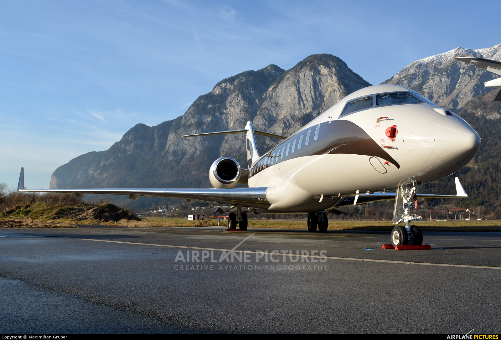 Amira Air OE-LII aircraft at Innsbruck