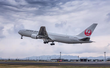 JA658J - JAL - Japan Airlines Boeing 767-300ER