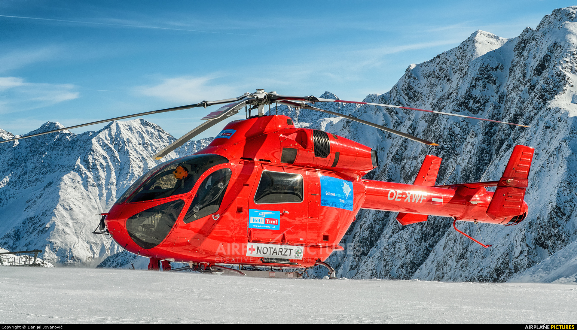 Knaus Helicopters OE-XWF aircraft at Stubaier Gletscher