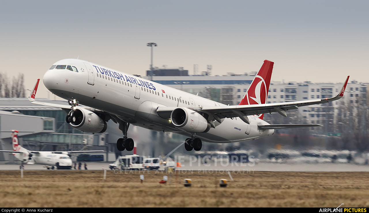 Turkish Airlines TC-JTP aircraft at Warsaw - Frederic Chopin