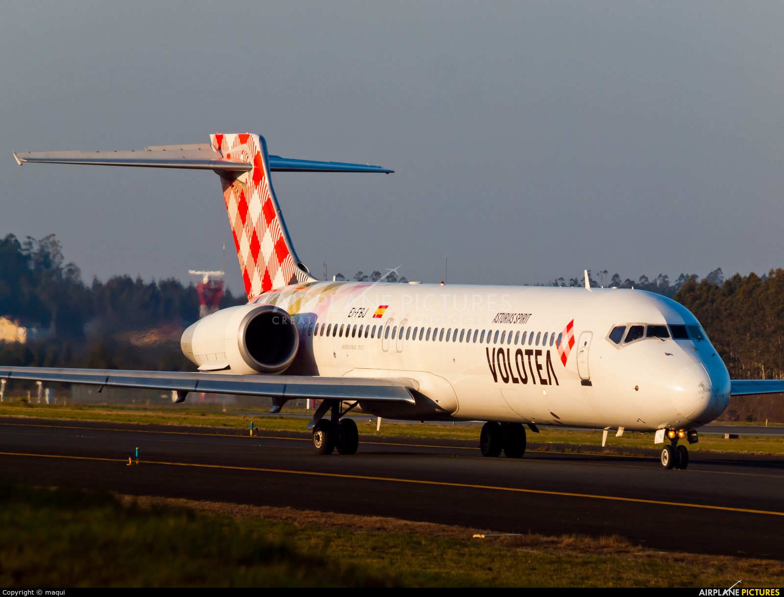 Volotea Airlines EI-FBJ aircraft at Santiago de Compostela