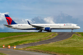 N585NW - Delta Air Lines Boeing 757-300