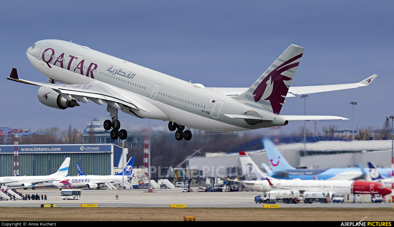 Qatar Airways A7-ACB aircraft at Warsaw - Frederic Chopin