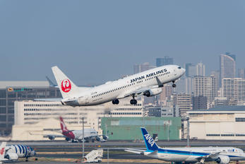 JA332J - JAL - Japan Airlines Boeing 737-800