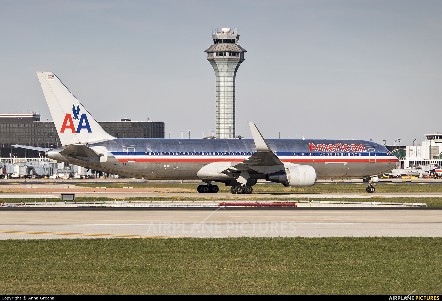 American Airlines N353AA aircraft at Chicago - O Hare Intl