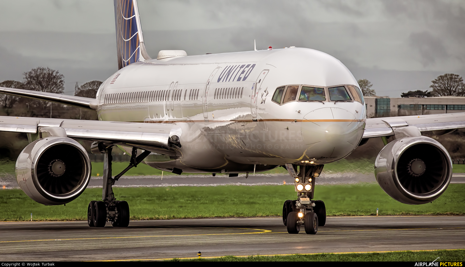 United Airlines N33132 aircraft at Dublin