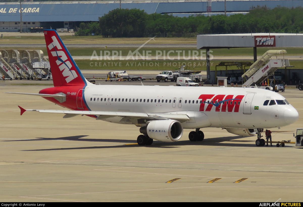 TAM PR-MHR aircraft at Rio de Janeiro/Galeão Intl - Antonio Carlos Jobim